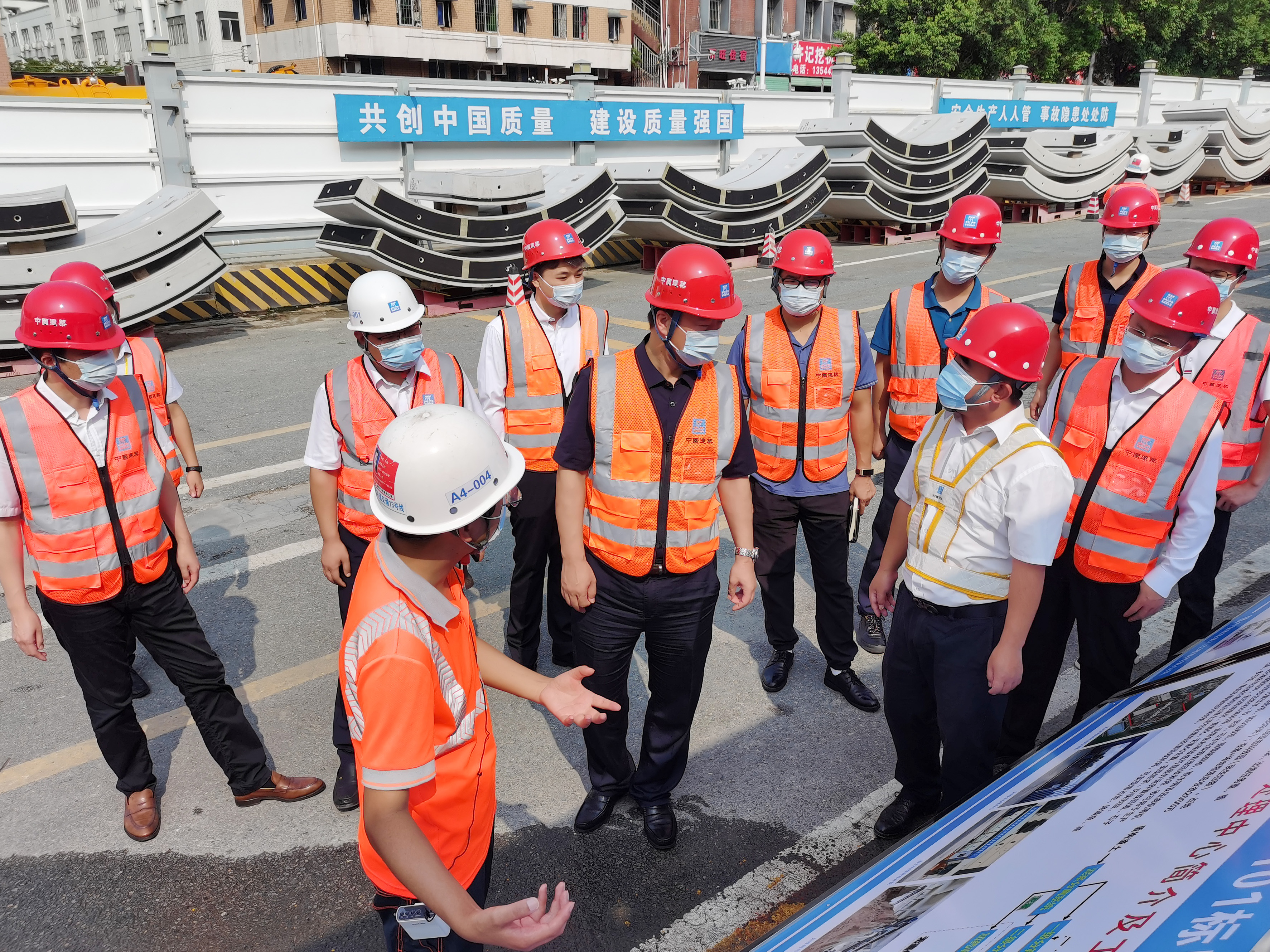 中宣部新闻局副局长、港澳台新闻局局长张强一行到深圳地铁13号线项目调研交流 (2).jpg