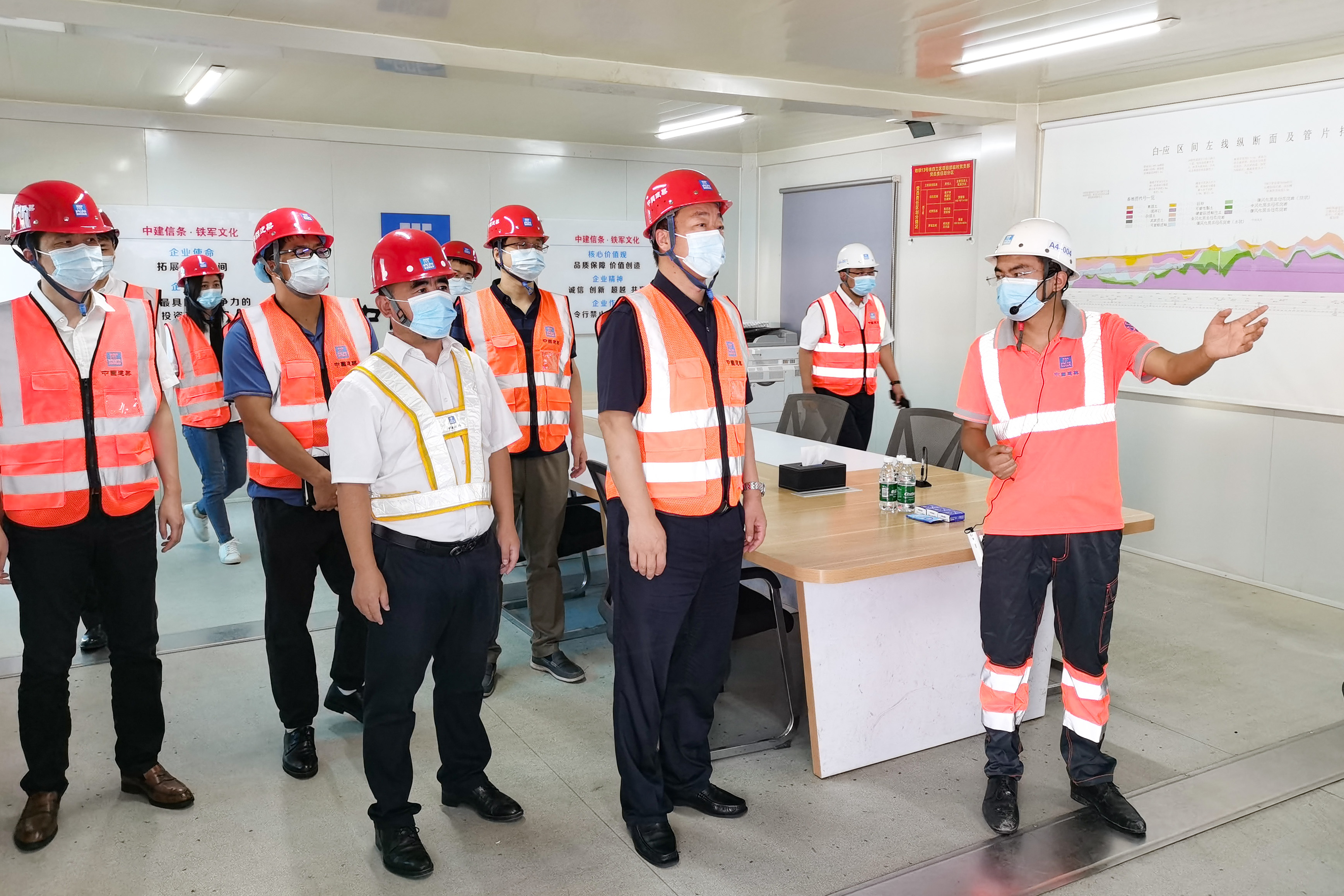 中宣部新闻局副局长、港澳台新闻局局长张强一行到深圳地铁13号线项目调研交流 (1).jpg