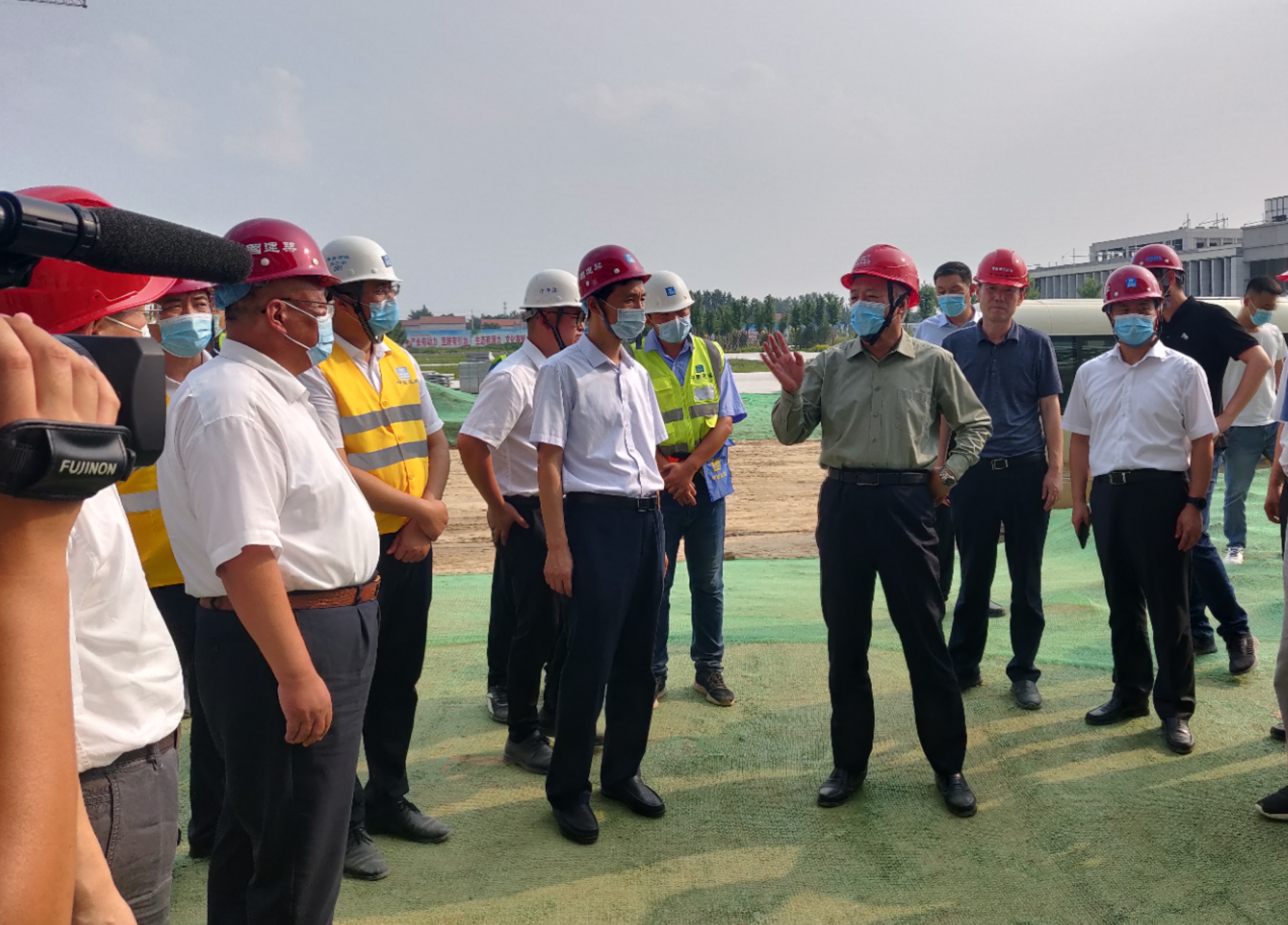 山东省副省长凌文一行调研鲁南高铁站房项目.jpg 山东省副省长凌文一行调研鲁南高铁站房项目.jpg